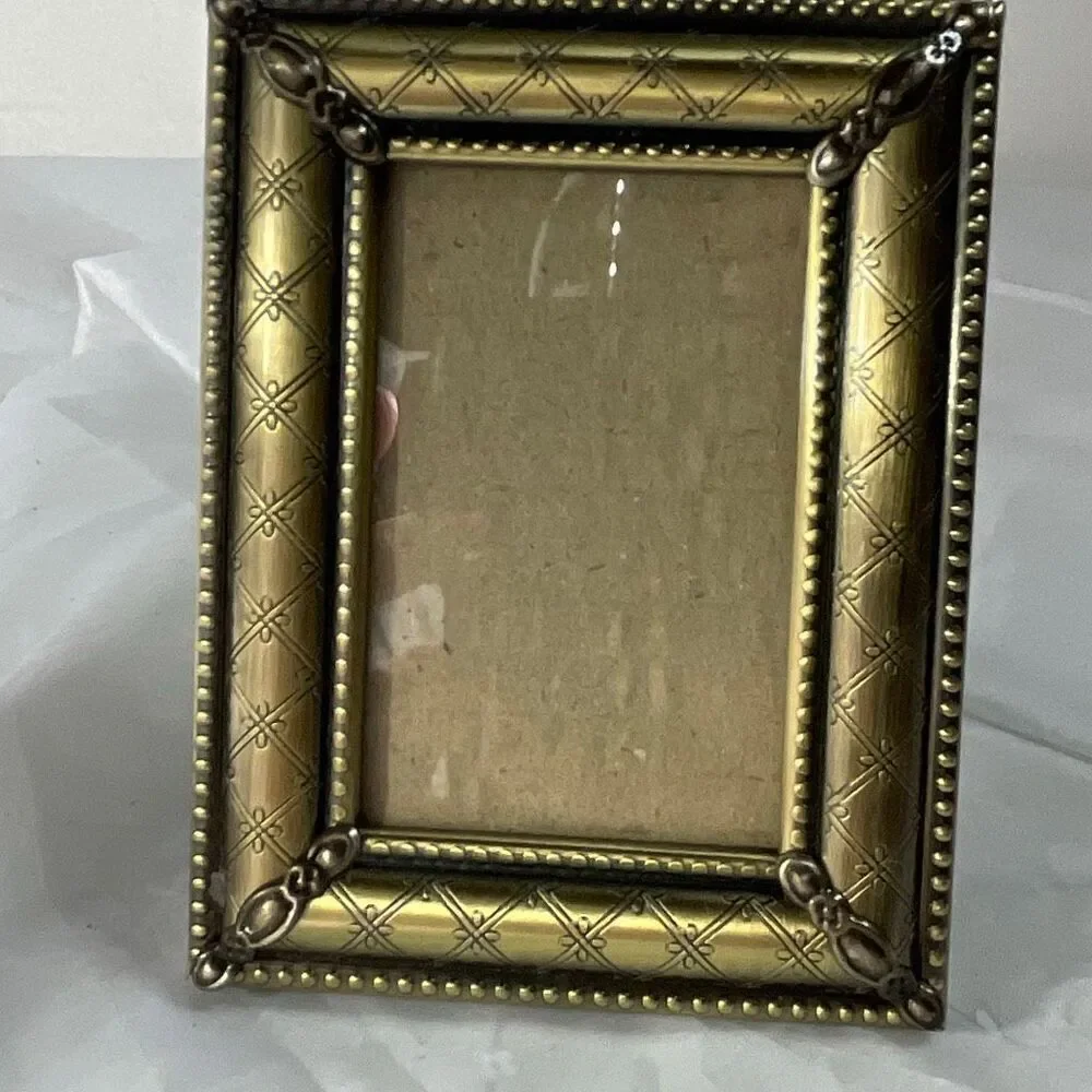 VTG ornate cushion beaded edge small picture frame.